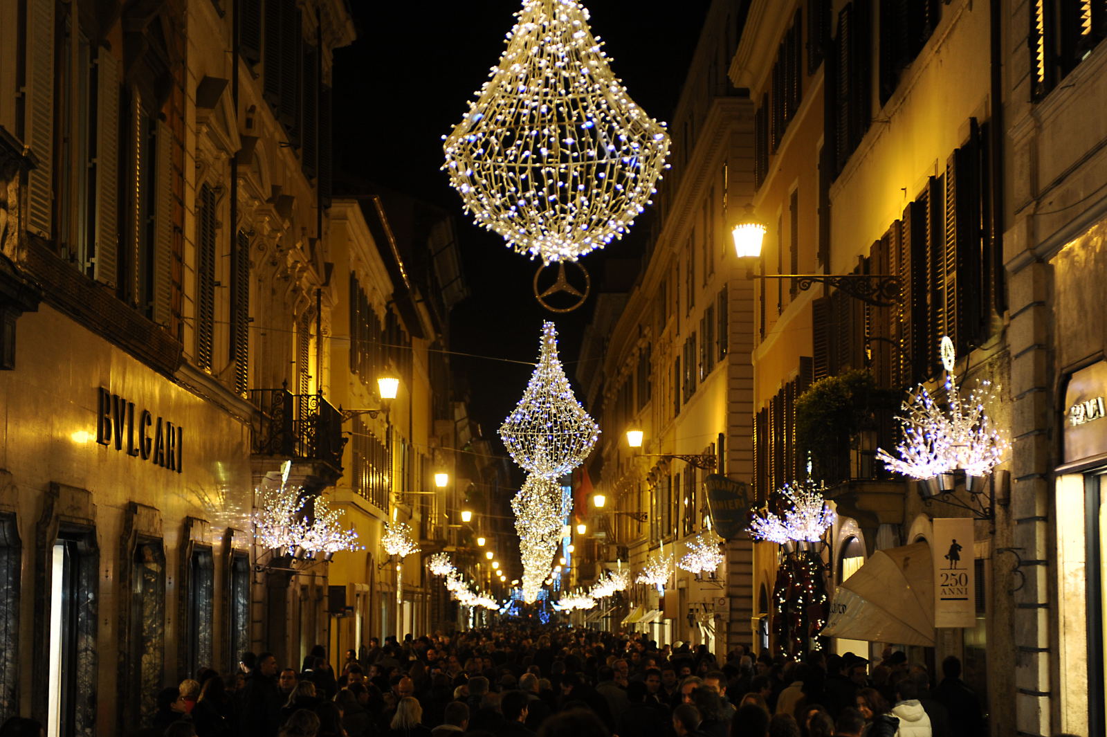 La magia del Natale tra fontane, piazze magicamente illuminate  28/12 h 17:00